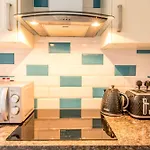 Centralised Garden Flat With Free Parking By Prescott *