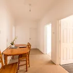 Centralised Garden Flat With Free Parking By Prescott *