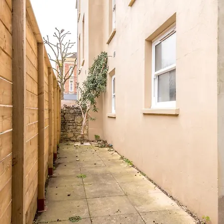 Centralised Garden Flat With Free Parking By Prescott * Bristol