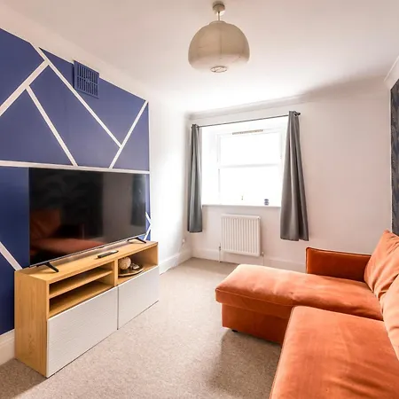 Centralised Garden Flat With Free Parking By Prescott *