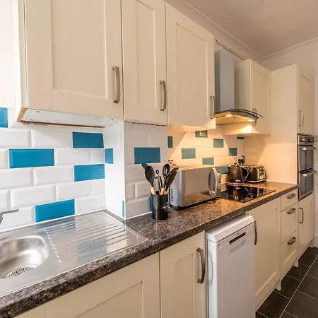 Centralised Garden Flat With Free Parking By Prescott Daire