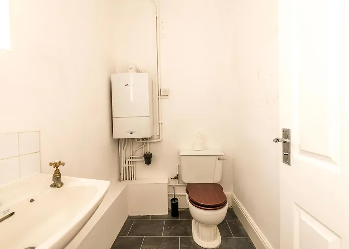 Cosy Garden Flat With Free Parking By Prescott