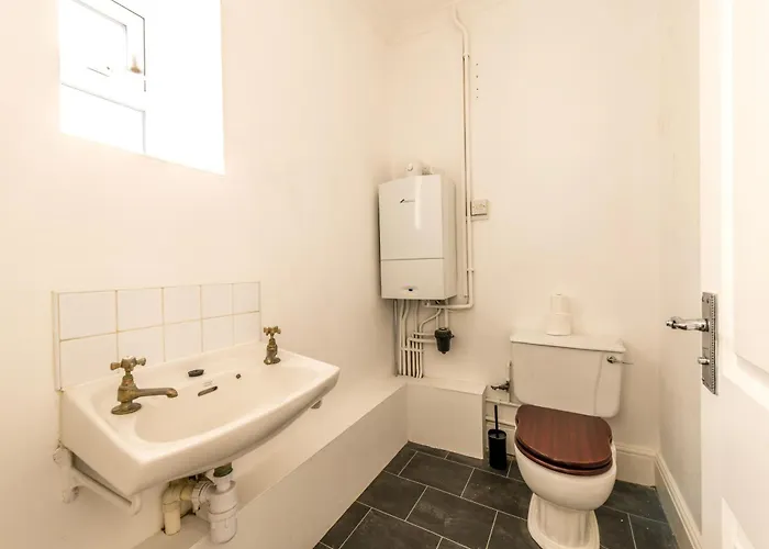 Garden Flat With Free Parking By Prescott Apartment *